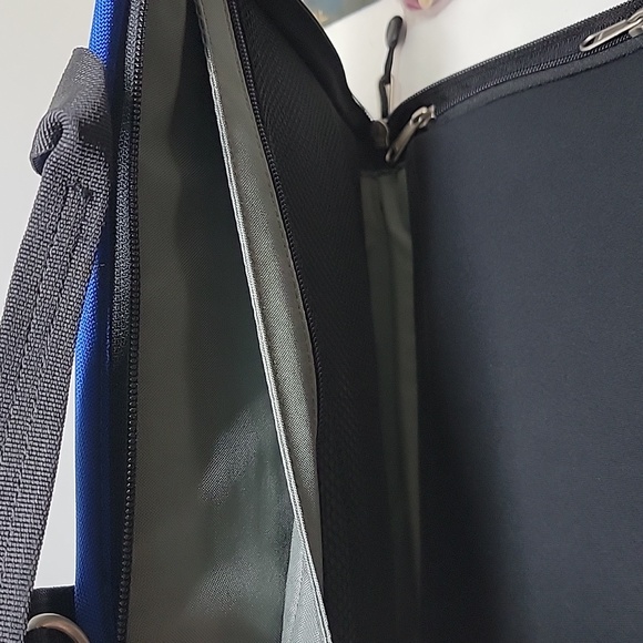 Rei Blue IPad or Tablet Carry Case - Picture 8 of 14